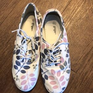 Leaf pattern sneakers Size 39/8.5